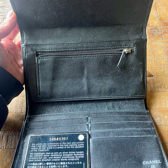 Lightly use CHANEL black caviar bifold wallet - Picture 4 of 7